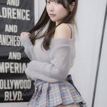 「おはよ、チラってやつ」 森くるみ、清楚系グレーニット×至高のチェックミニで魅せる、圧倒的な透明感と「究極のバックショット」の衝撃!