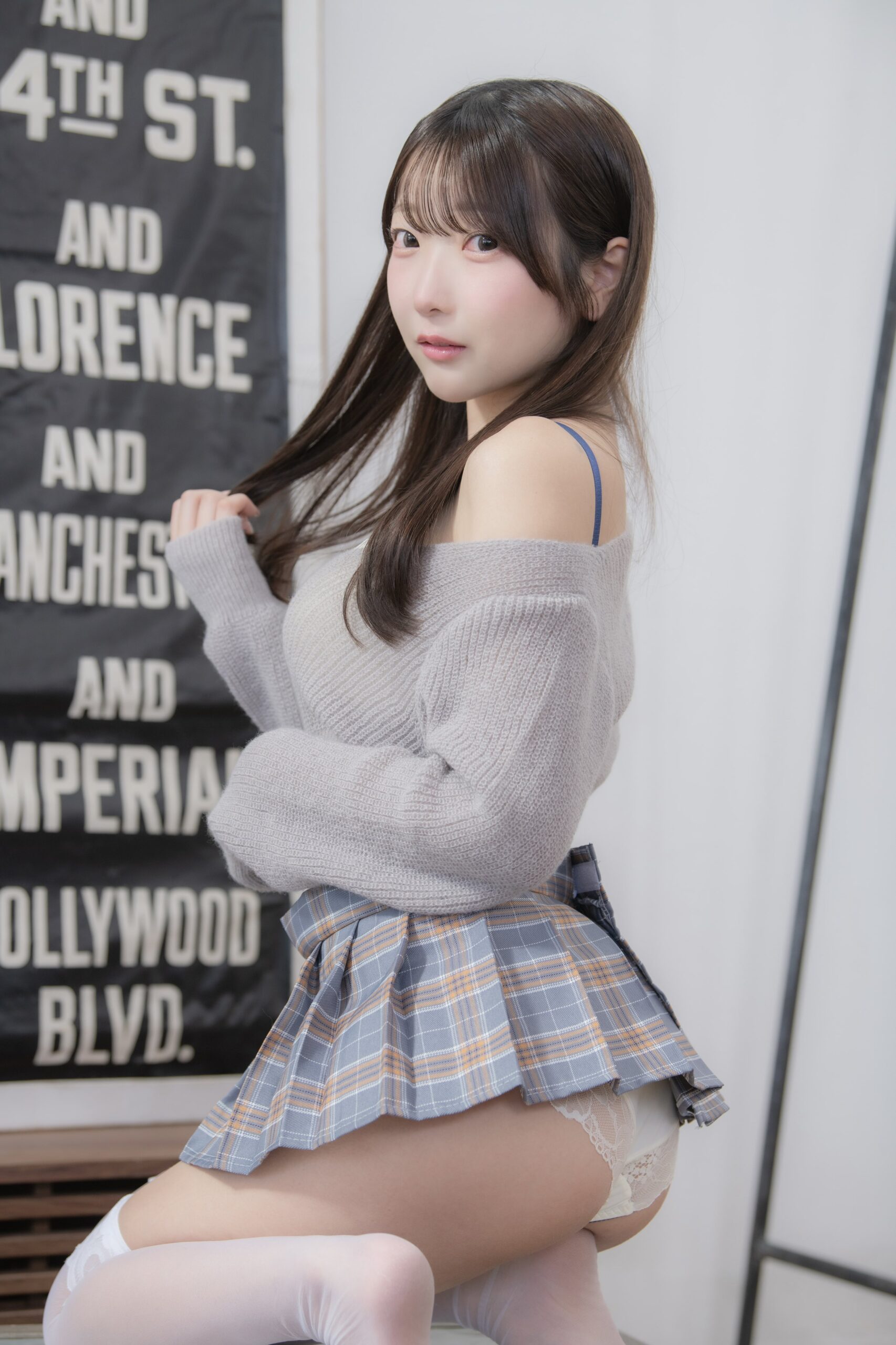 「おはよ、チラってやつ」 森くるみ、清楚系グレーニット×至高のチェックミニで魅せる、圧倒的な透明感と「究極のバックショット」の衝撃！