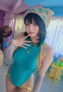 「ポップカラーバインダースイムウェア」 かちゃす、鮮烈エメラルド×至高ハイレグで魅せる、圧倒的な透明感と「究極の色彩美」の衝撃!