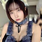 「むにゅ\🤍/⁇」 水那しおね、グレーの至高フェイクファー衣装×狼耳で魅せる、圧倒的な透明感と「究極の接近戦」の衝撃!