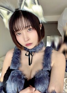 「むにゅ\🤍/⁇」 水那しおね、グレーの至高フェイクファー衣装×狼耳で魅せる、圧倒的な透明感と「究極の接近戦」の衝撃!