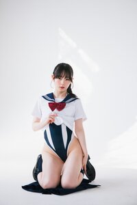 「ちら!ちらちら!」 近衛りこ、清楚なセーラー服×究極ハイレグ競泳水着で魅せる、圧倒的な透明感と「至高の正座」の衝撃!