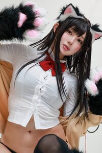 「上からにゃんこ🐾」 小倉あずさ、白シャツ×猫耳肉球グローブで魅せる、圧倒的な透明感と「究極のガオーポーズ」の衝撃！