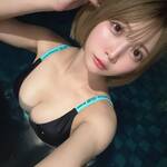 「はい、ご褒美🥰」 雪村花鈴、漆黒の至高ビキニ×ナイトプールで魅せる、圧倒的な透明感と「究極の接近戦」の衝撃!