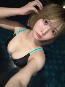 「はい、ご褒美🥰」 雪村花鈴、漆黒の至高ビキニ×ナイトプールで魅せる、圧倒的な透明感と「究極の接近戦」の衝撃!