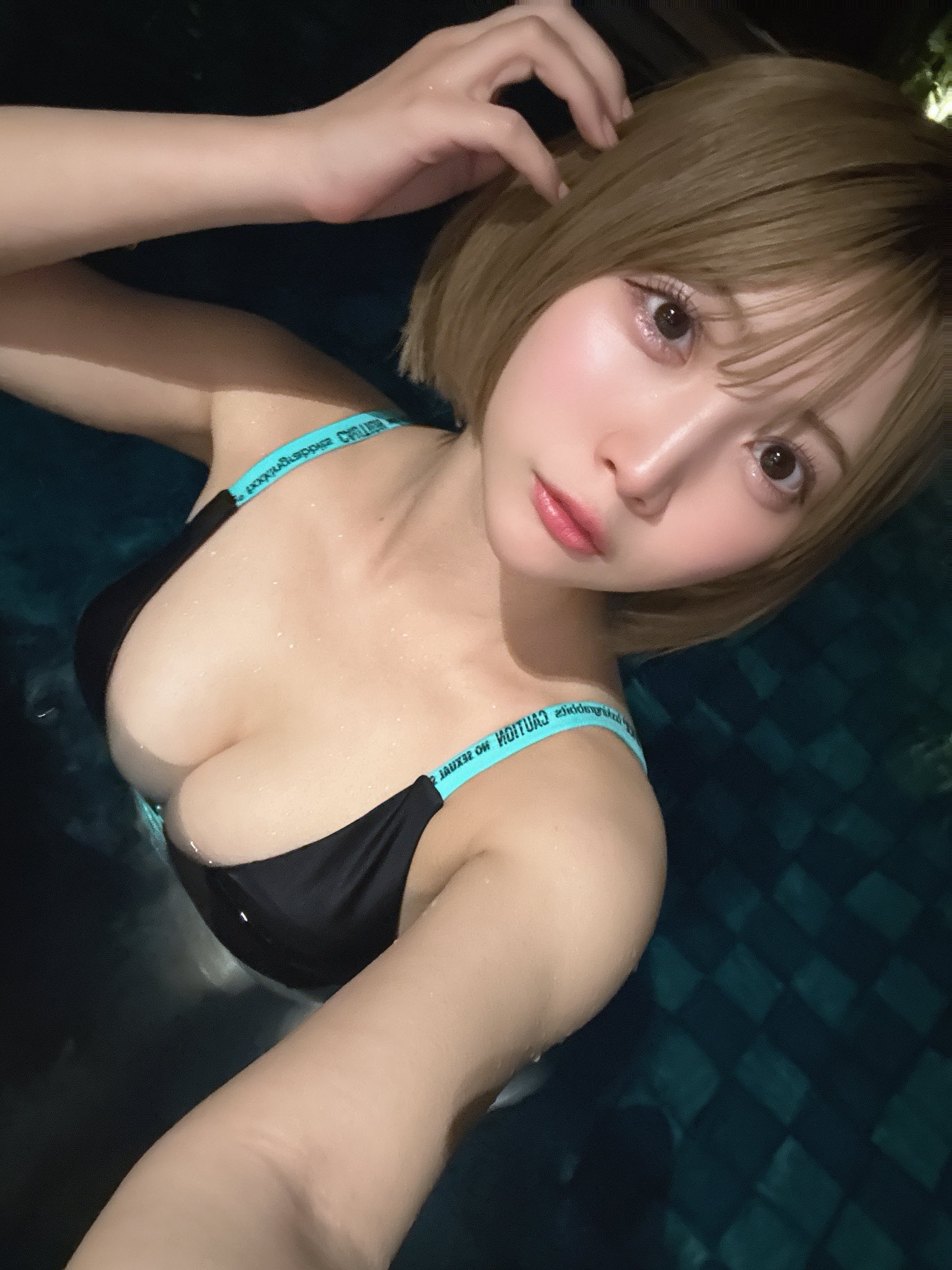 「はい、ご褒美🥰」 雪村花鈴、漆黒の至高ビキニ×ナイトプールで魅せる、圧倒的な透明感と「究極の接近戦」の衝撃！