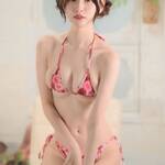 「むっちり」 月城レミ、華やかなローズ柄ビキニで魅せる、圧倒的な透明感と「究極の曲線美」の衝撃!
