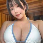 「サウナで汗だく〜🧖🏻‍♀️」 空見みあ、純白×水色の至高ビキニで魅せる、圧倒的な透明感と「究極のボリューム美」の衝撃！