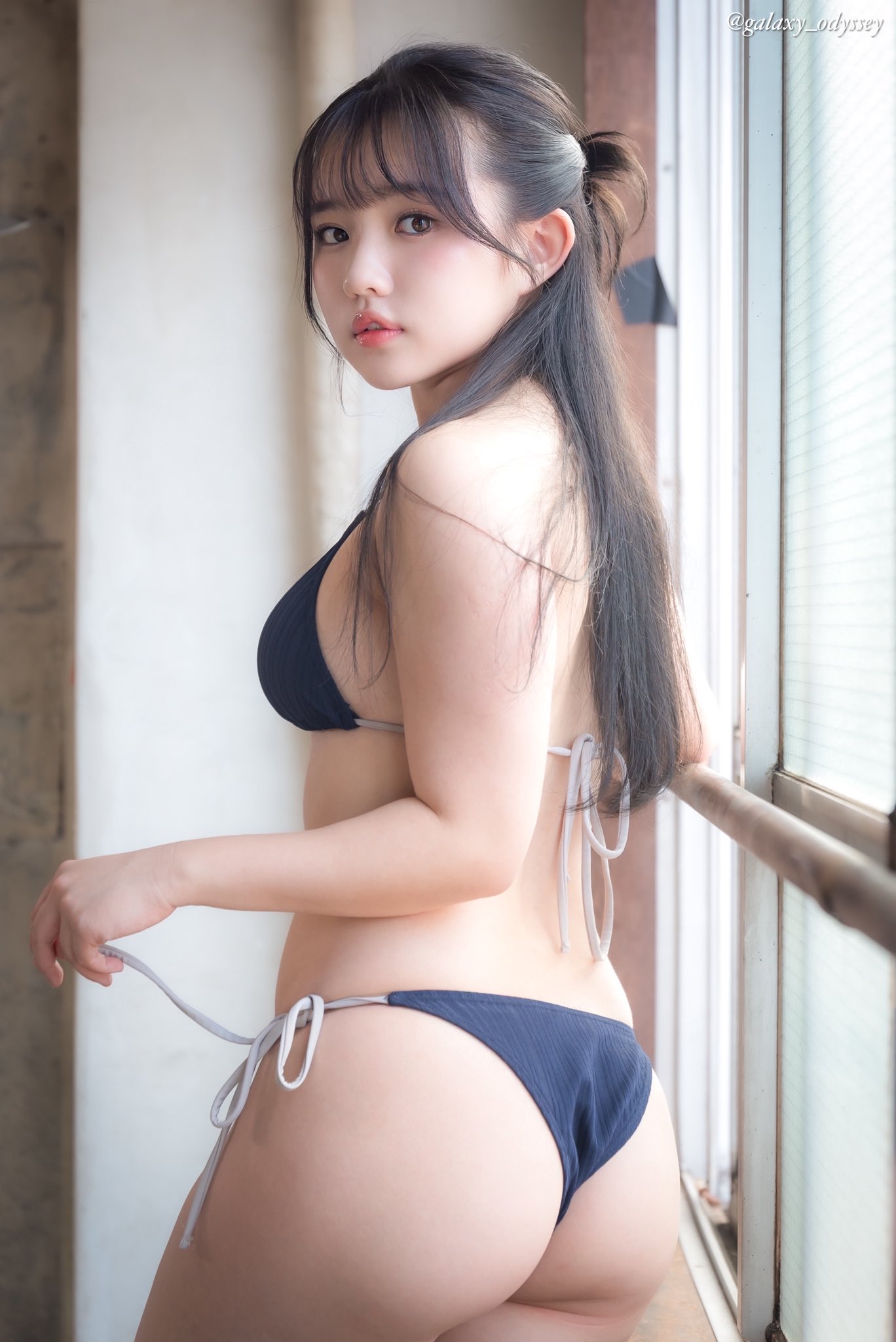 「おはみゆ🔆」 大園みゆう、紺碧の至高ビキニで魅せる、圧倒的な透明感と「究極のバックショット」の衝撃！