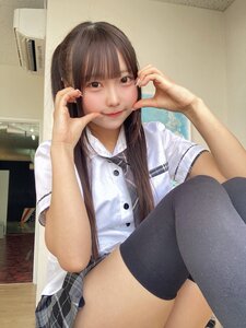 「合法ロリ担当」 えぬちゃん、清楚な制服姿×絶対領域で魅せる、圧倒的な透明感と「究極の美脚」の衝撃!