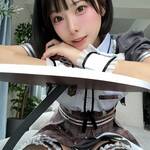 「えー、わざとじゃないよ♡」 長生まよ、チェック柄の至高メイド衣装で魅せる、圧倒的な透明感と「究極の絶対領域」の衝撃！