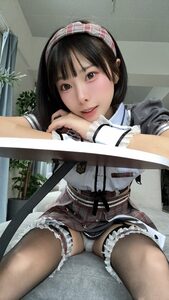 「えー、わざとじゃないよ♡」 長生まよ、チェック柄の至高メイド衣装で魅せる、圧倒的な透明感と「究極の絶対領域」の衝撃！