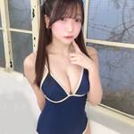 「きょうも好き、、？♡」 森くるみ、紺碧の至高ワンピース水着で魅せる、圧倒的な透明感と「究極の密着美」の衝撃！