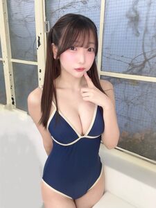 「きょうも好き、、？♡」 森くるみ、紺碧の至高ワンピース水着で魅せる、圧倒的な透明感と「究極の密着美」の衝撃！
