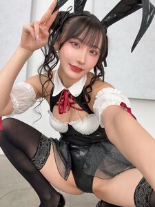 「生意気バニー」伊織芽衣、漆黒の至高ハイレグ・バニーで魅せる、圧倒的な透明感と「究極の絶対領域」の衝撃!