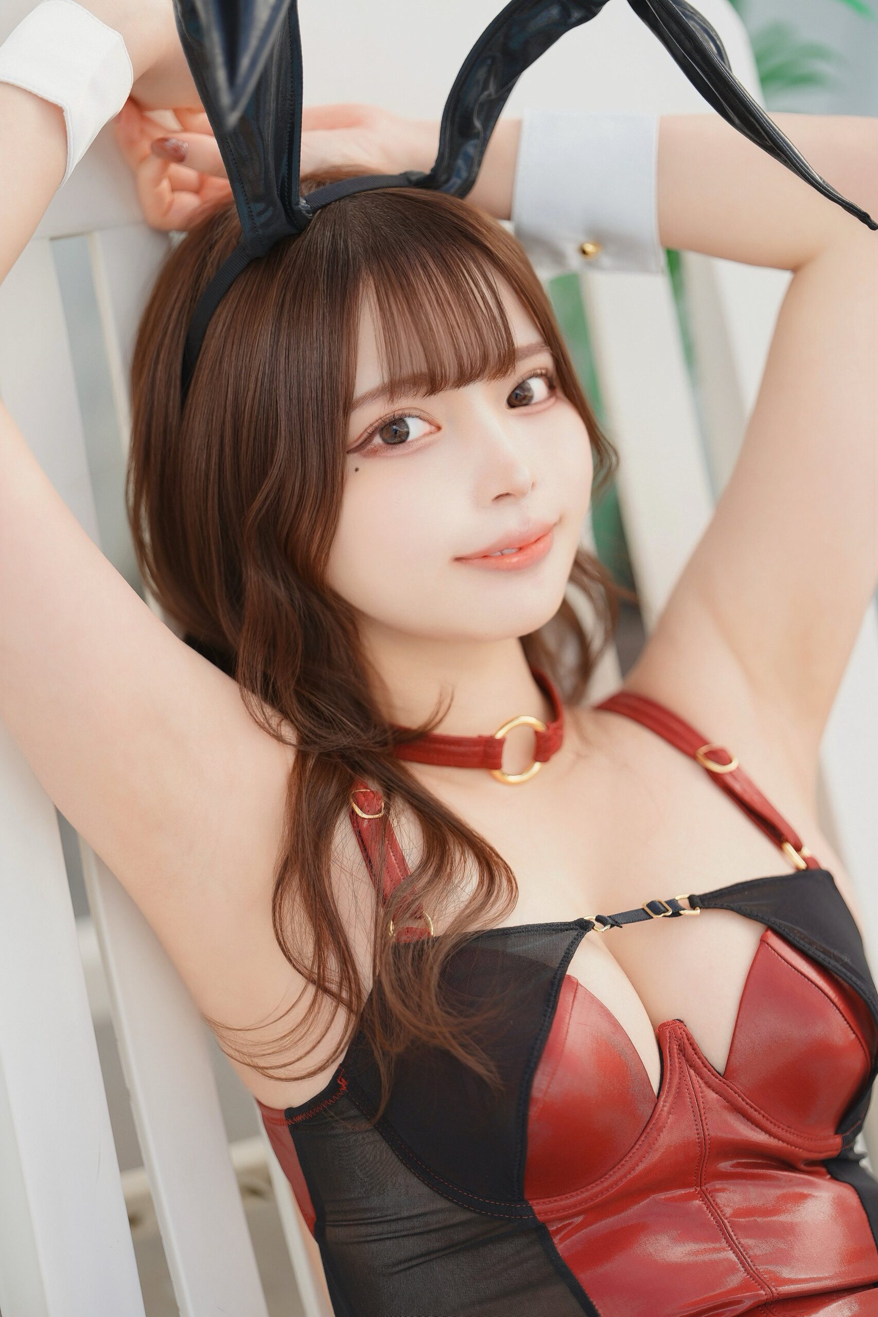 「ワキフェチへ」 早瀬みる、真紅の至高バニー・アーマーで魅せる、圧倒的な透明感と「究極の絶対領域」の衝撃!