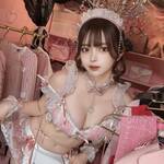 「着せ替え人形」 早瀬みる、桃色フリルの至高ランジェリー・メイドで魅せる、圧倒的な透明感と「究極のドーリー美」の衝撃!