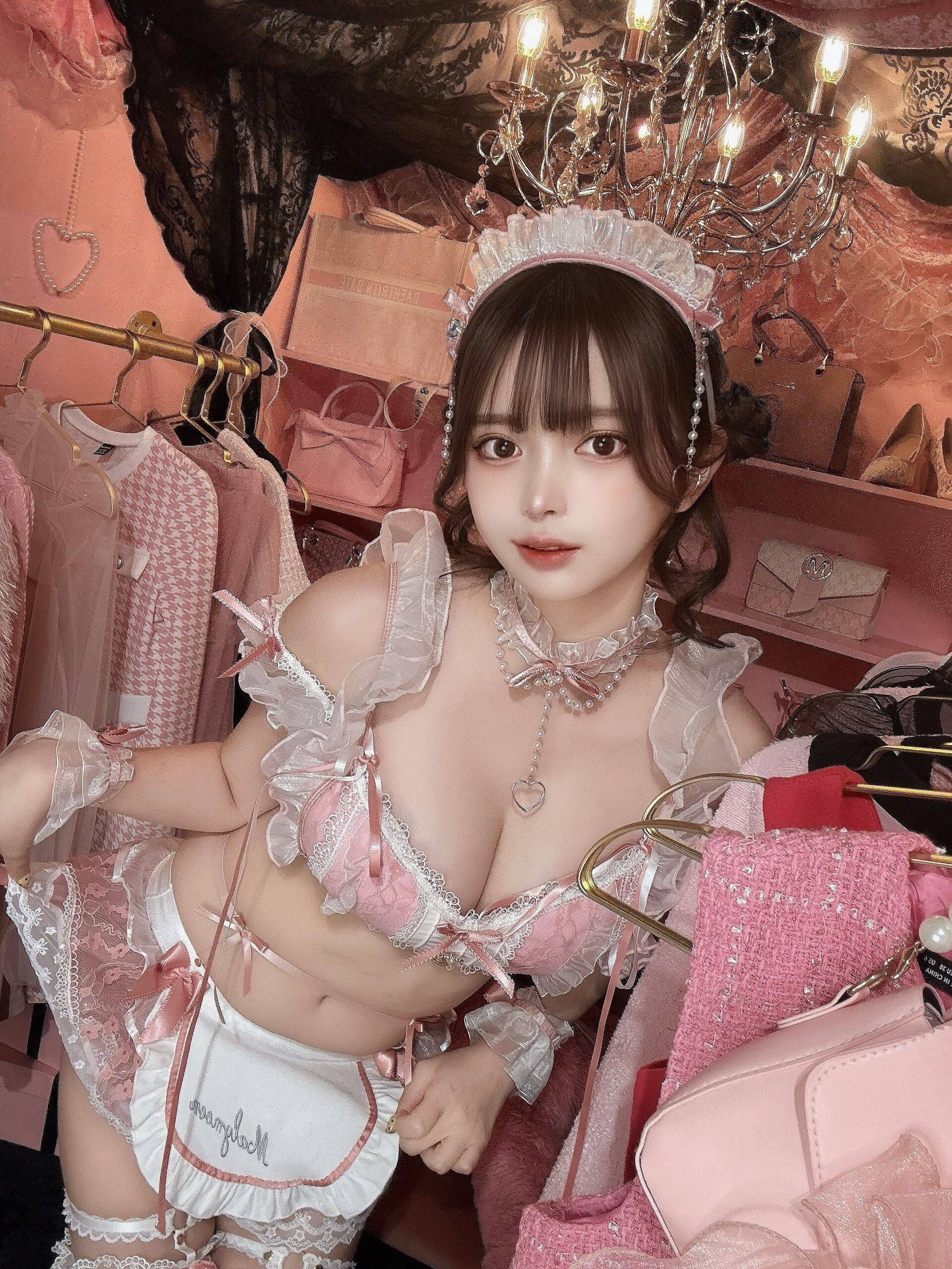 「着せ替え人形」 早瀬みる、桃色フリルの至高ランジェリー・メイドで魅せる、圧倒的な透明感と「究極のドーリー美」の衝撃！