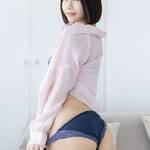 「朝の光景」 宮田みほ、桜色の至高シアーシャツ×紺碧ランジェリーで魅せる、圧倒的な透明感と「究極の肉感美」の衝撃！