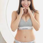 「男の子ってどうしてカルバン好きなの？♡」 葵りんご、王道の至高グレー・ランジェリーで魅せる、圧倒的な透明感と「究極のくびれ美」の衝撃！