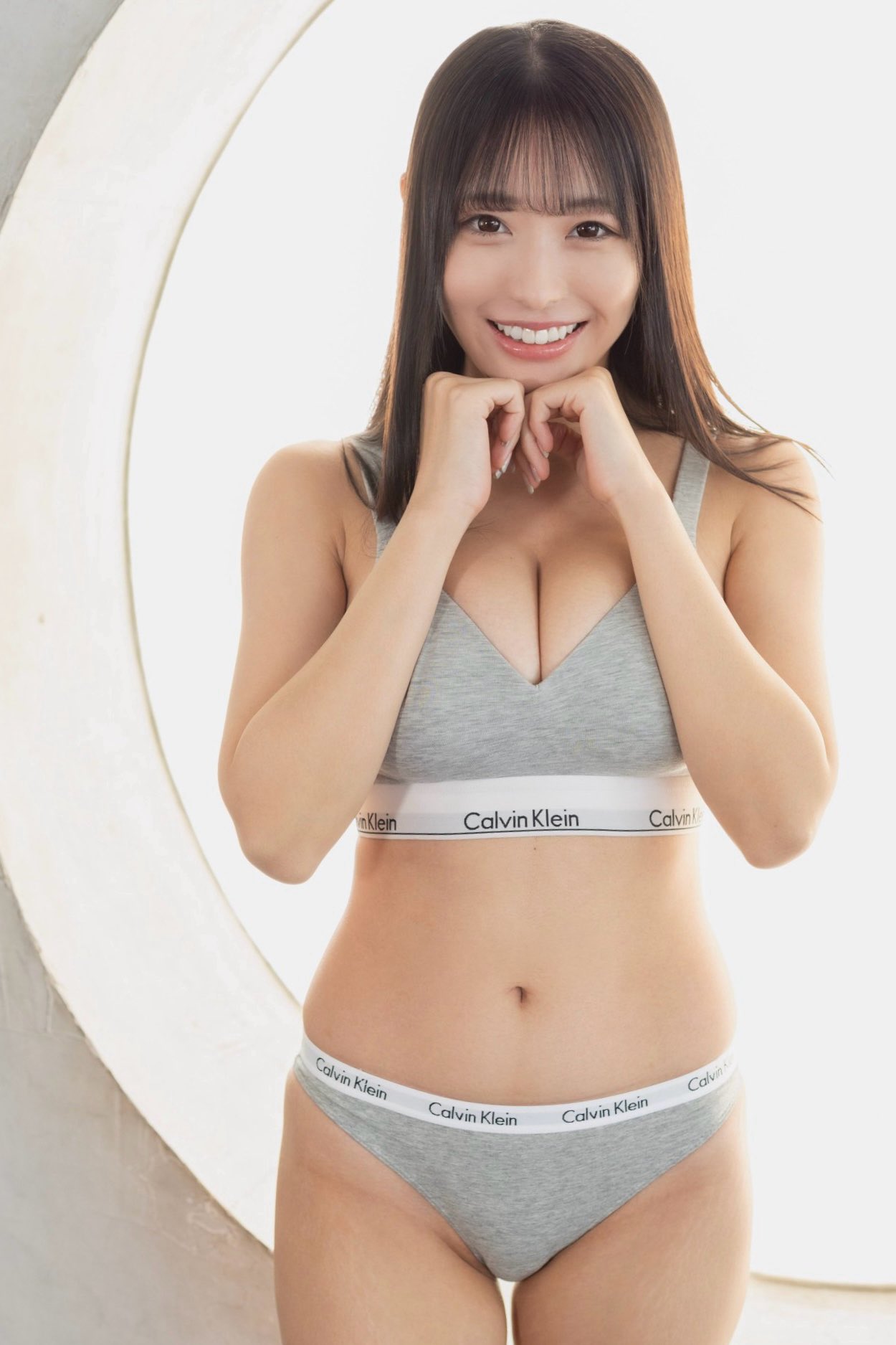 「男の子ってどうしてカルバン好きなの？♡」 葵りんご、王道の至高グレー・ランジェリーで魅せる、圧倒的な透明感と「究極のくびれ美」の衝撃！