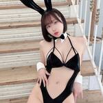 「エプロン取るとすごいの☺️💕」 ヒカベベ、漆黒ベルベットの至高バニーウェアで魅せる、圧倒的な透明感と「究極のボリューム美」の衝撃！