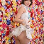 「おそようさみー❕」 宇佐美彩乃、純白フリルの至高ネコ耳メイド×花壁ロケーションで魅せる、圧倒的な透明感と「究極のバックショット」の衝撃!