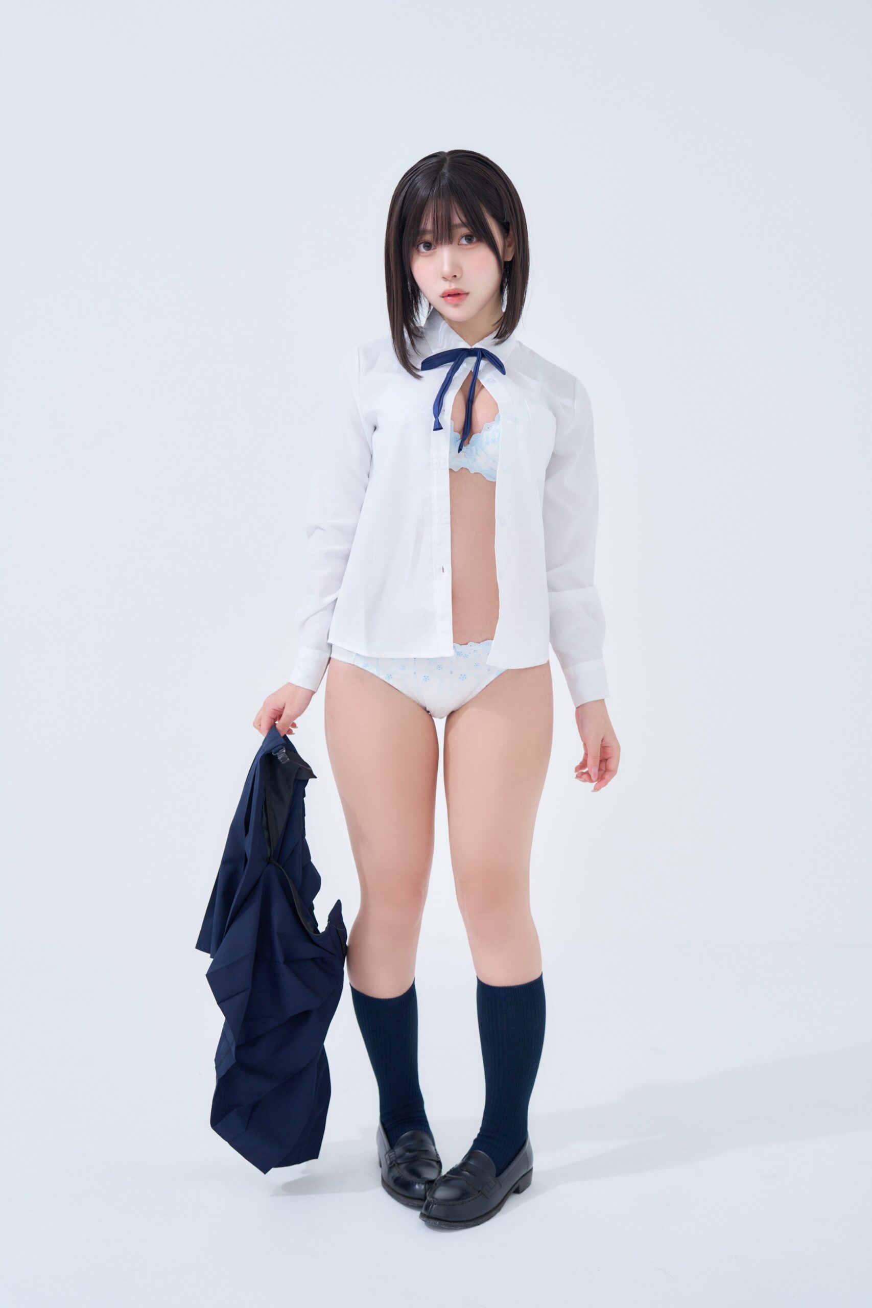 「制服」 あゆの、純白シャツとはだけた胸元から覗く至高のランジェリーで魅せる、圧倒的な透明感と「究極の黄金比プロポーション」の衝撃！