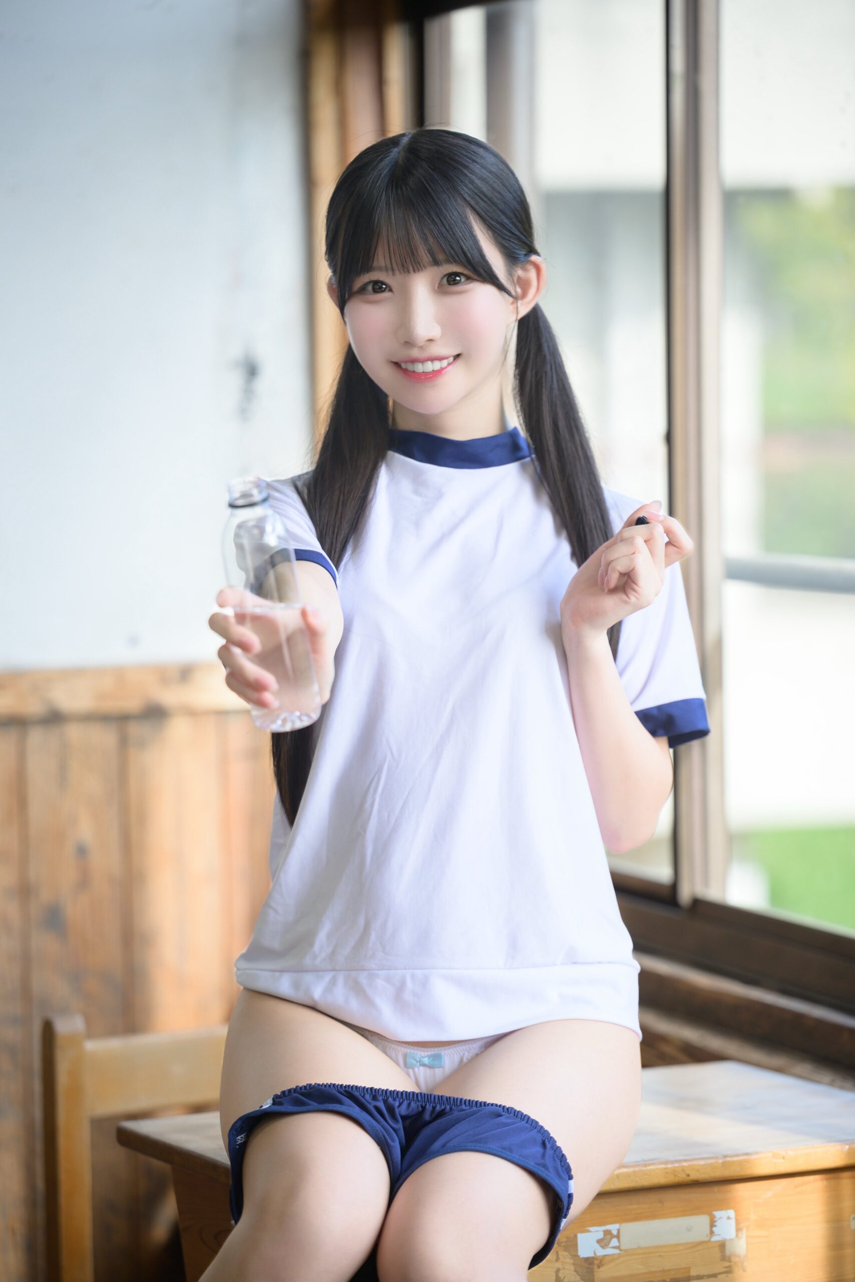 「はい、お水飲む？」 五百木いお🐇💜、純白体操服×濃紺ブルマの至高スタイルで魅せる、圧倒的な透明感と「究極の絶対領域」の衝撃！