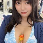 「今日も1日お疲れ様(∩˃o˂∩)♡」 蒼山みこと、空色ビキニ×至高の「お守り挟み」で魅せる、圧倒的な透明感と「究極の下乳美」の衝撃！