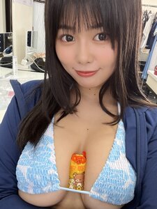 「今日も1日お疲れ様(∩˃o˂∩)♡」 蒼山みこと、空色ビキニ×至高の「お守り挟み」で魅せる、圧倒的な透明感と「究極の下乳美」の衝撃！