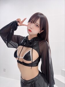 「着てみたかったこの衣装」 とみこ🍣、漆黒シアーパーカー×至高のマイクロビキニで魅せる、圧倒的な透明感と「究極のアンダーライン」の衝撃！