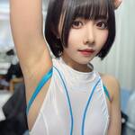 「お昼のワキをお届けします」 水湊まり花🐷、純白メタリック×空色ラインの至高ウェアで魅せる、圧倒的な透明感と「究極の美腋」の衝撃！