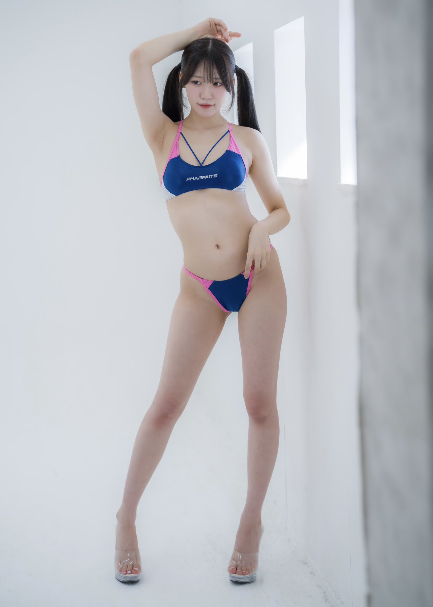 「スポーティー女子？？🩷💙」 大城かえ、鮮烈バイカラーの至高ハイレグ・ビキニで魅せる、圧倒的な透明感と「究極の黄金比股下」の衝撃！