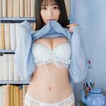 「おはよ、起こしちゃった？♡」 葵りんご🍎、純白シアーランジェリー×空色ゆるニットで魅せる、圧倒的な透明感と「究極のウエストライン」の衝撃！