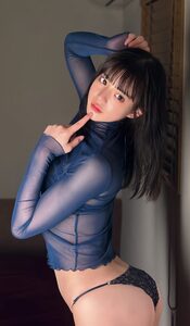 「腰のカーブ、好き？」 長野 雅、藍色の至高シースルー・タートル×黒レースで魅せる、圧倒的な透明感と「究極の黄金比ライン」の衝撃！