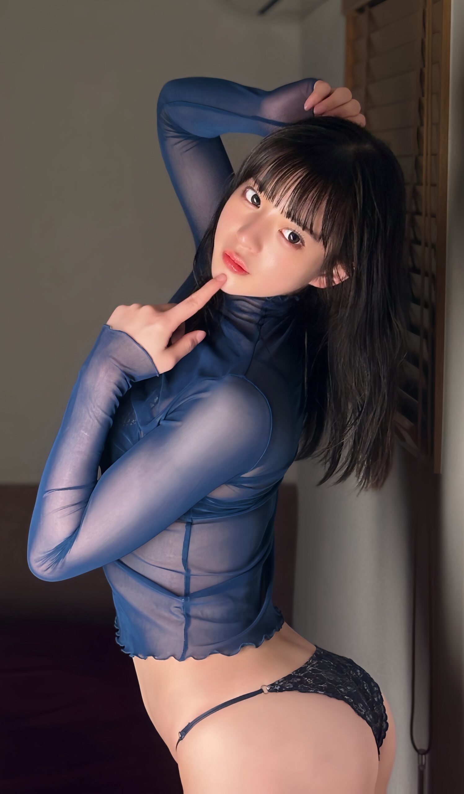 「腰のカーブ、好き?」 長野 雅、藍色の至高シースルー・タートル×黒レースで魅せる、圧倒的な透明感と「究極の黄金比ライン」の衝撃!