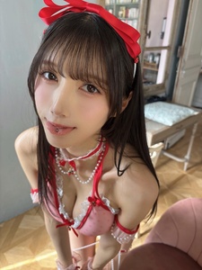 「ギャップ萌え??」 村雨芙美、桜色×真紅リボンの至高フリルビキニで魅せる、圧倒的な透明感と「究極の俯瞰ショット」の衝撃!