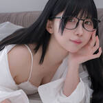 「お昼休みの時間だよ⏰」 ちゃんみろ👼🤍、純白シャツ×黒縁メガネの至高オフィススタイルで魅せる、圧倒的な透明感と「究極のデコルテライン」の衝撃！
