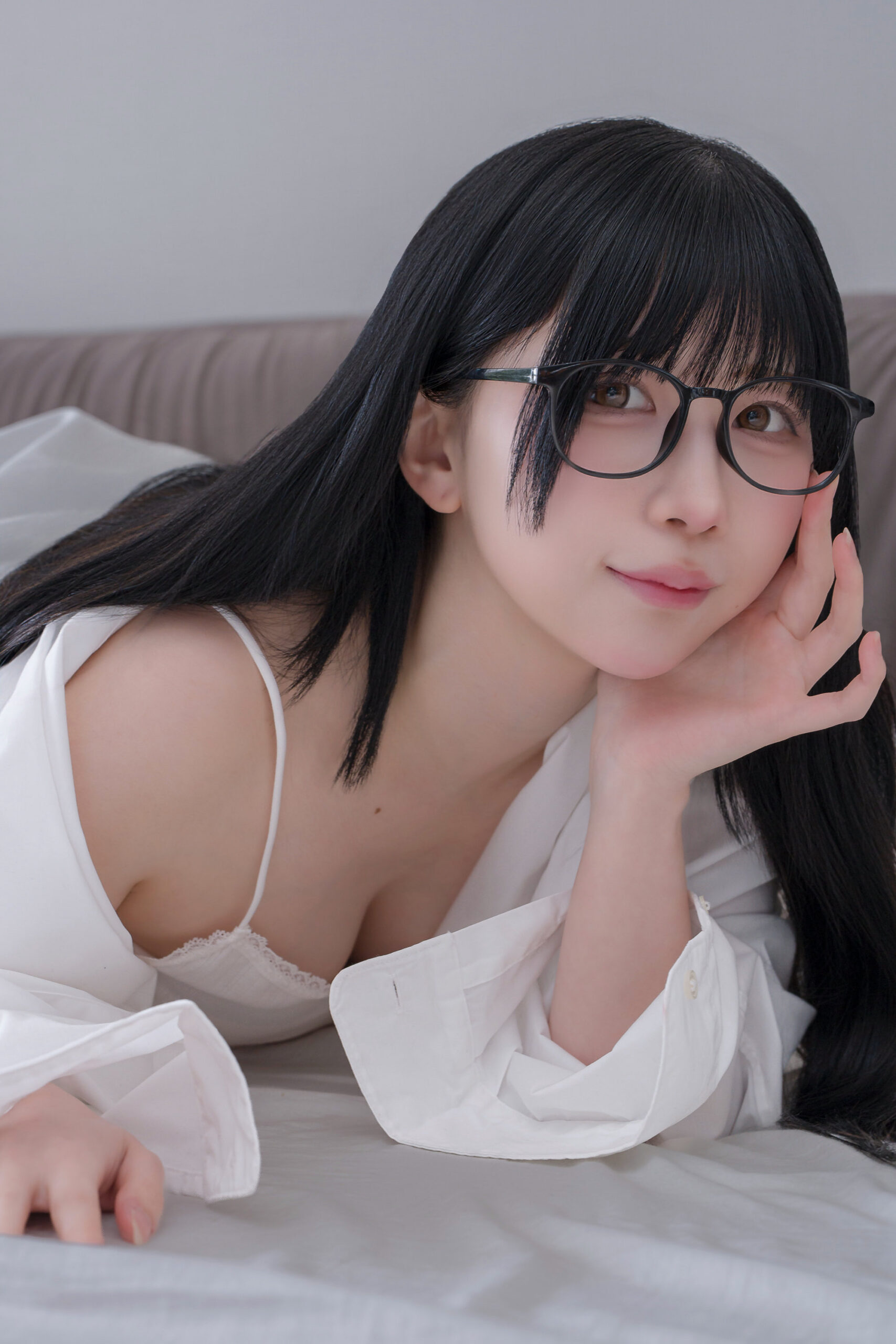 「お昼休みの時間だよ⏰」 ちゃんみろ👼🤍、純白シャツ×黒縁メガネの至高オフィススタイルで魅せる、圧倒的な透明感と「究極のデコルテライン」の衝撃！