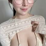 「おはよ♡ 今日も会えたね☺️」 木村絵里子、生成り色の至高レースビキニ×ゴールドフレームメガネで魅せる、圧倒的な透明感と「究極のクローズアップ」の衝撃！