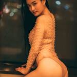 「どう」 白石希望、夜景を背に「至高のパール・ボディスーツ」で魅せる、圧倒的なヒップラインと濡れ髪の色香の衝撃！