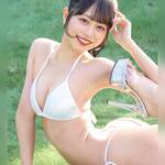 【至高】叶野僾「おはよー🍀」芝生に映える純白ビキニ姿で弾ける笑顔!眩しすぎる太陽系美ボディにファン悶絶